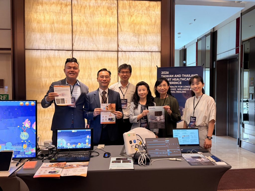 臺灣代表團於攤位手持 HappyGoGo 產品文宣合影。左起為龍骨王創辦人陳誌睿、中華民國駐泰國代表處藍夏禮大使、中華民國駐馬來西亞代表處吳玲瑩組長；右二為彰基國際醫療 CEO 高小玲博士